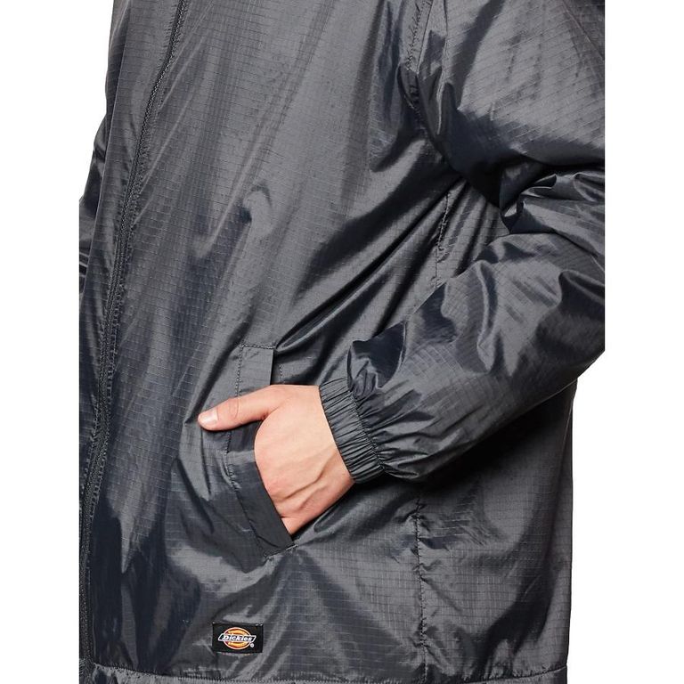 CASACA DICKIES NYLON CON CAPUCHA  CABALLERO COLOR CARBON